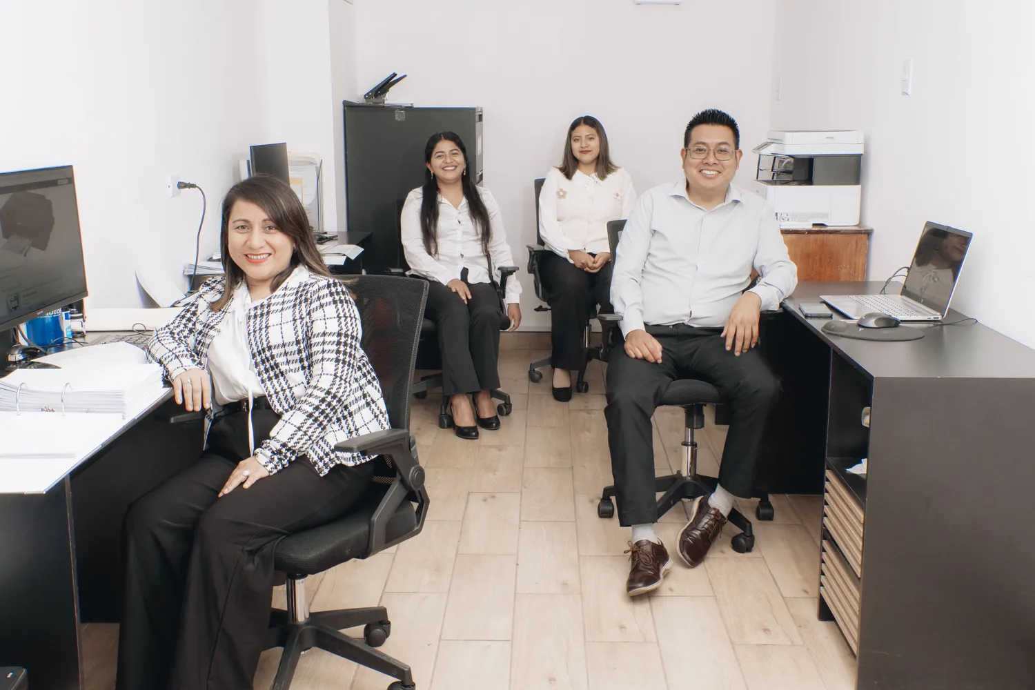Colaborador de Xela Autos organizando inventario de repuestos