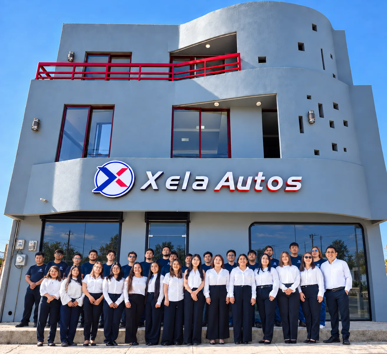 Personal de Xela Autos revisando inventario en bodega